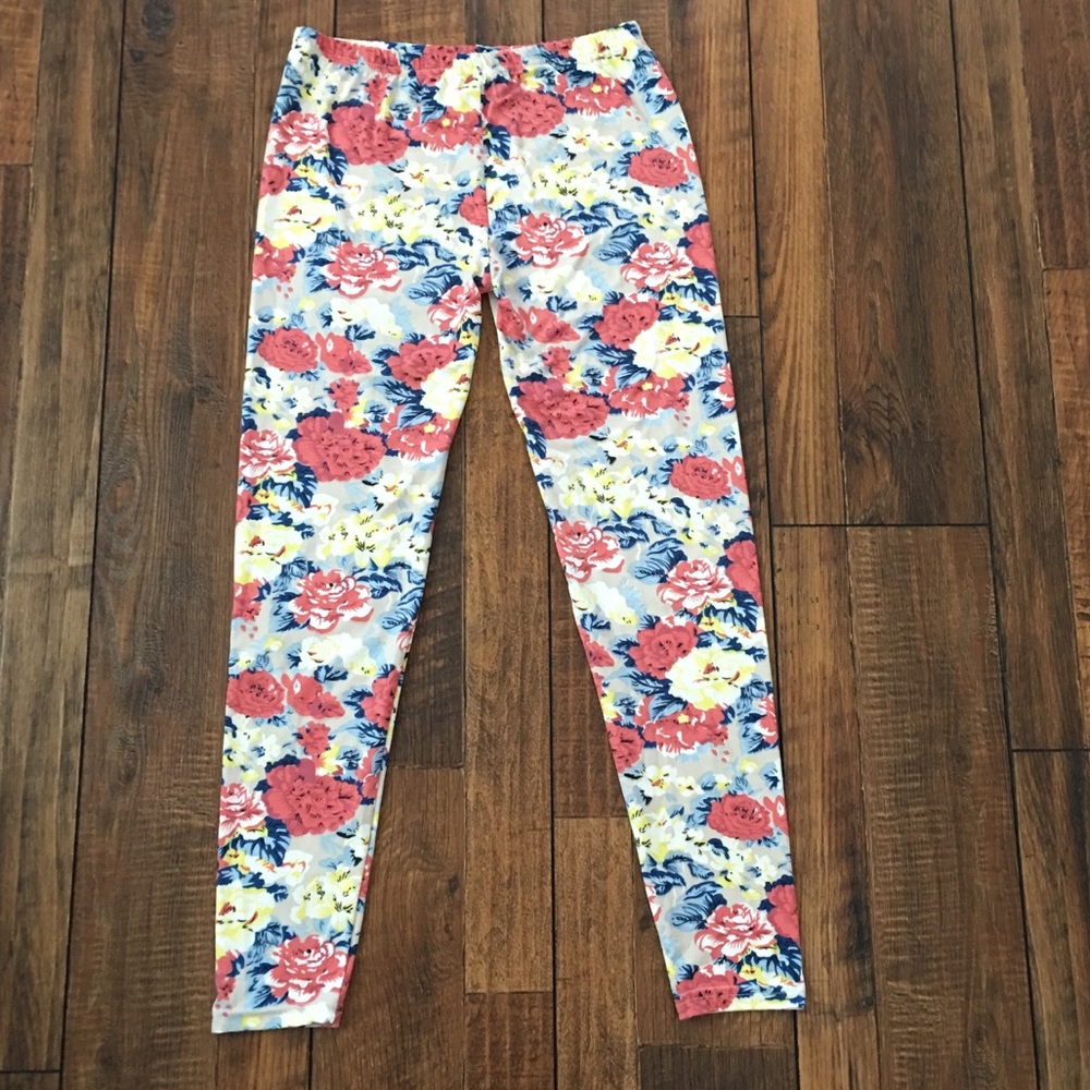 Super soft floral leggings! So comfy! Brand New.